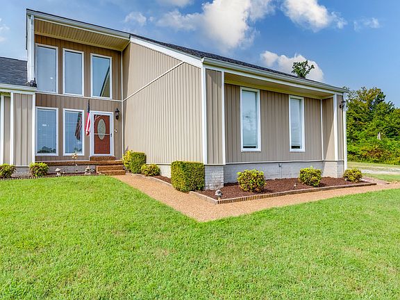 3rd image of 901 Heather Ln