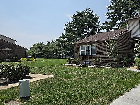 4th image of 8 Jefferson Dr