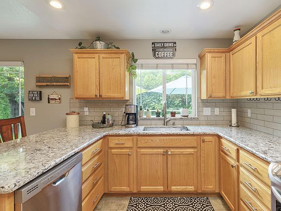 5th image of 609 SE Liberty Dr