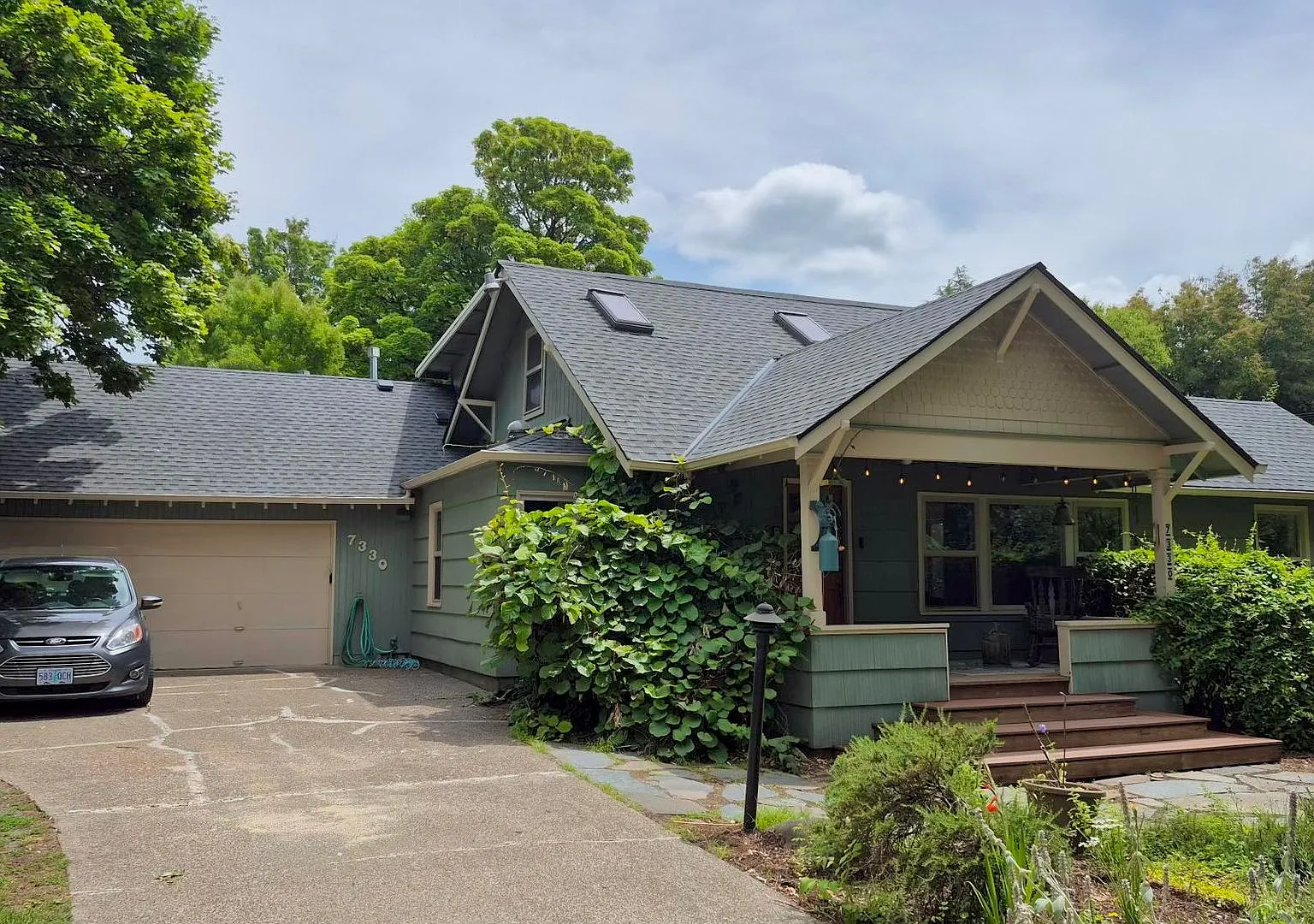 Spacious 3 Bed Southwest Portland Home with a Huge Backyard! — Photo 3