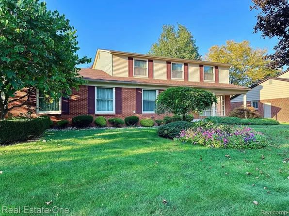 1590 Martinique Dr, Troy, MI 48084