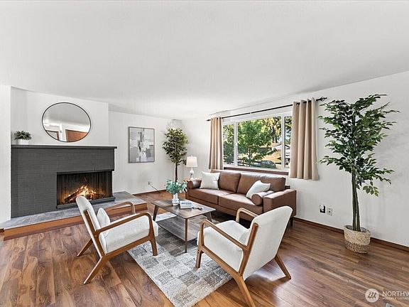 5th image of 19310 Crescent Drive E