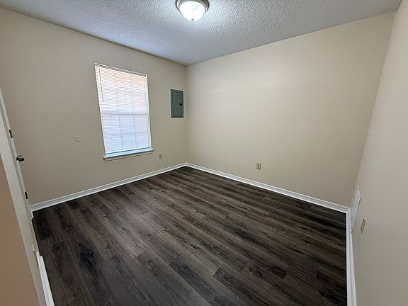 5th image of 2150 W Belmont St