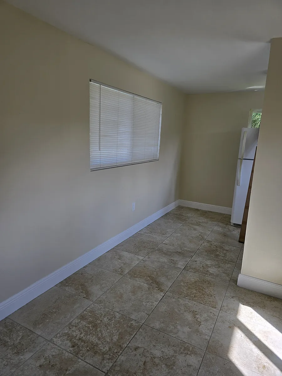 Building Photo - 1221 NW 34th Ave #B