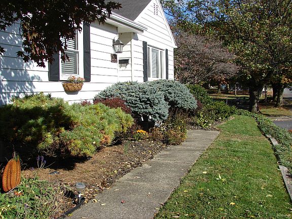 819 Marion St. Front walk