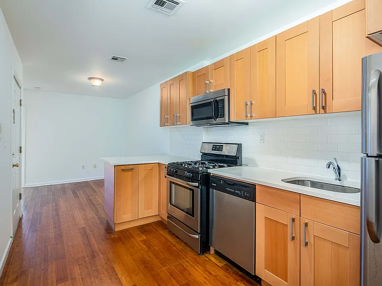 36 Bowers St #3L — Photo 2
