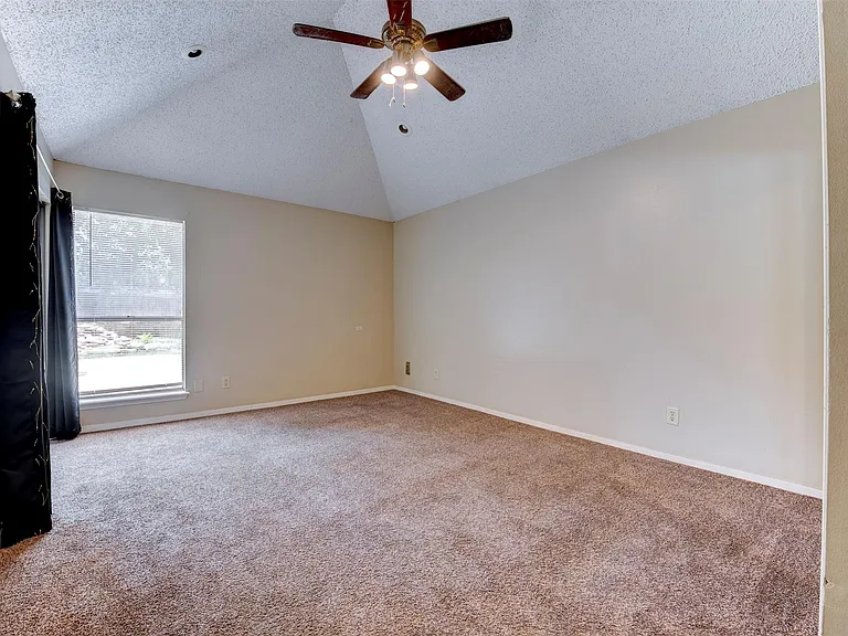 1906 Woodhue Dr — Photo 14
