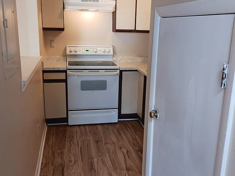 1346 Bradley Dr — Photo 10