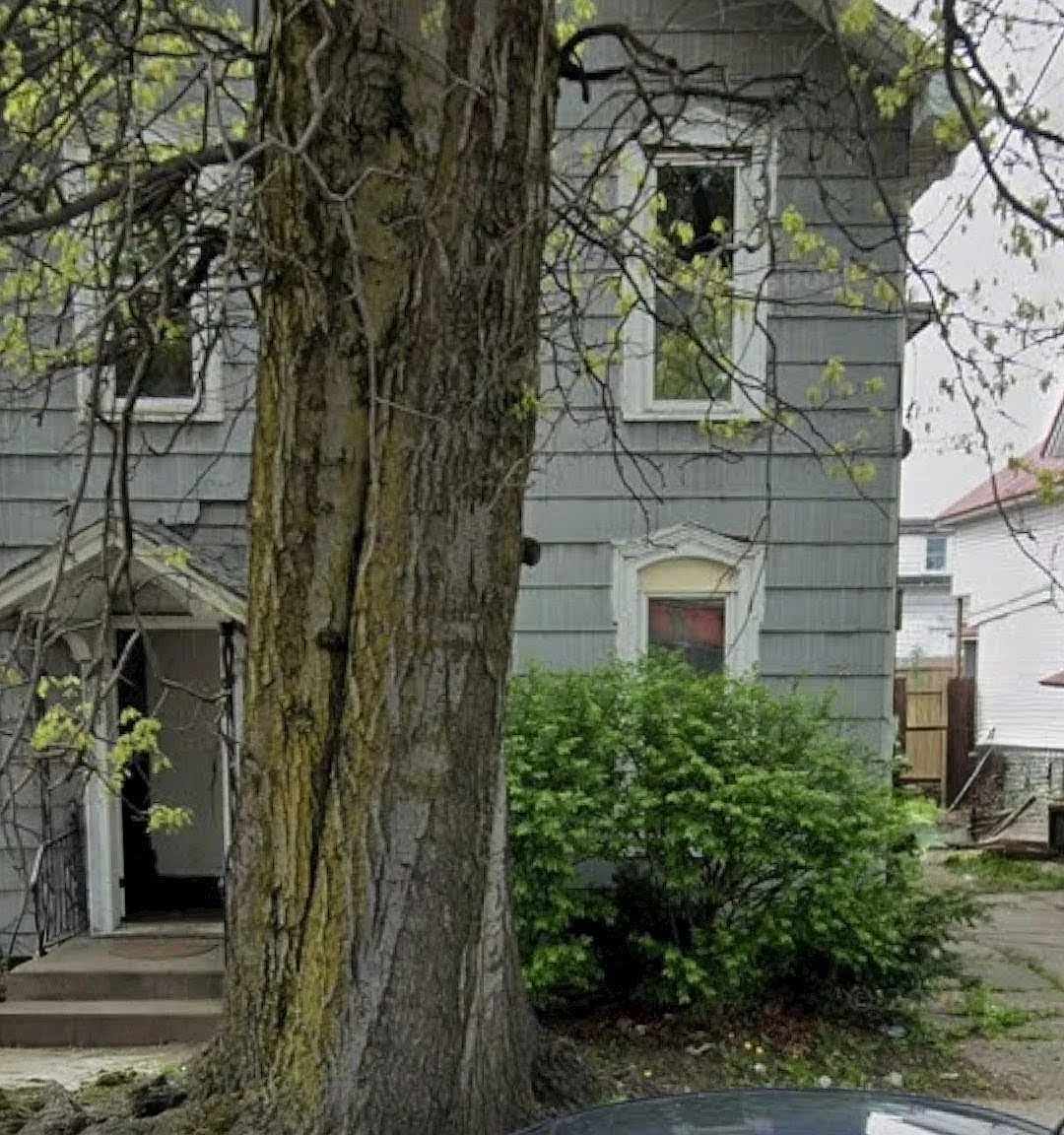 4 bed, $975 — Photo 1