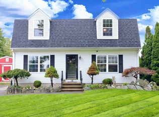 16 Lamplight Ln, Milford, CT 06460