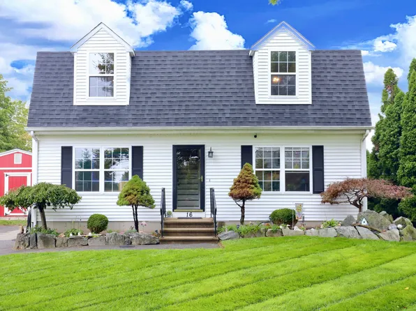 16 Lamplight Lane, Milford, CT 06460