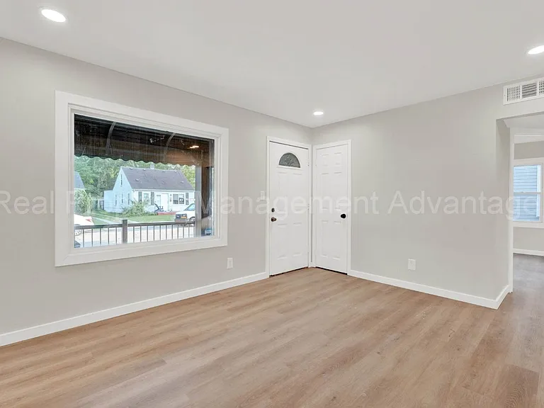 1513 E Meyers Ave — Photo 13