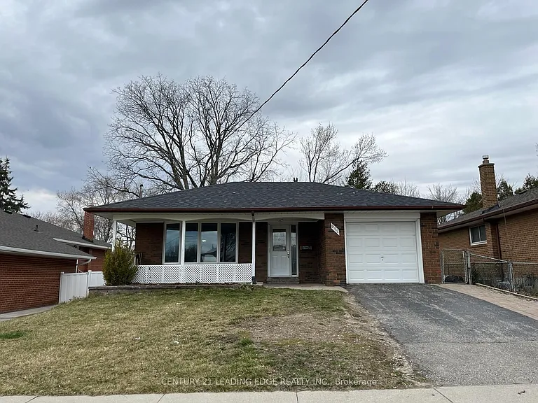 912 Crocus Cres — Photo 1