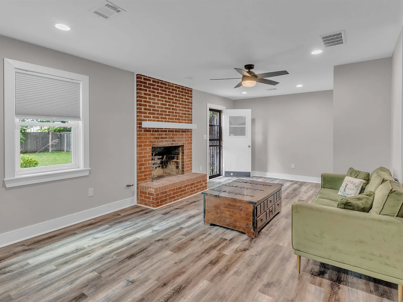 3 bed, 2.0 bath, 1654 sqft, $2,000 — Photo 3