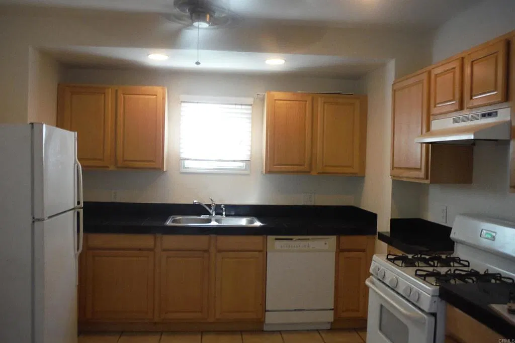 3 bed, 2.0 bath, 1200 sqft, $3,400 — Photo 3