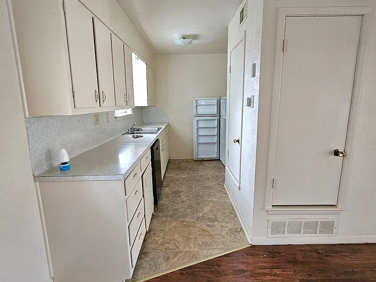 102 E Avenue A #1 — Photo 7