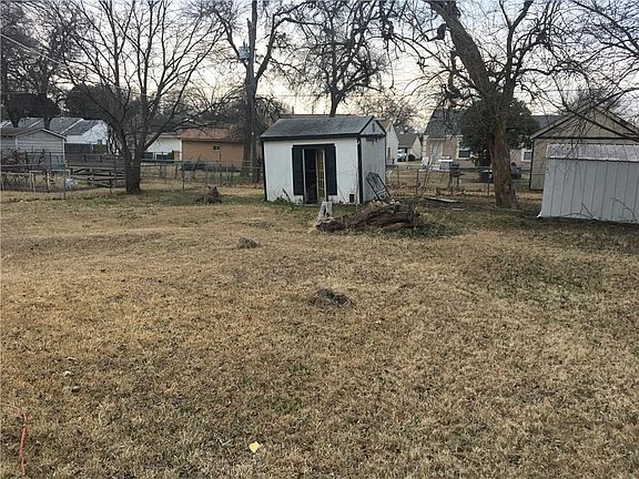 5th image of 826 Magnolia Dr