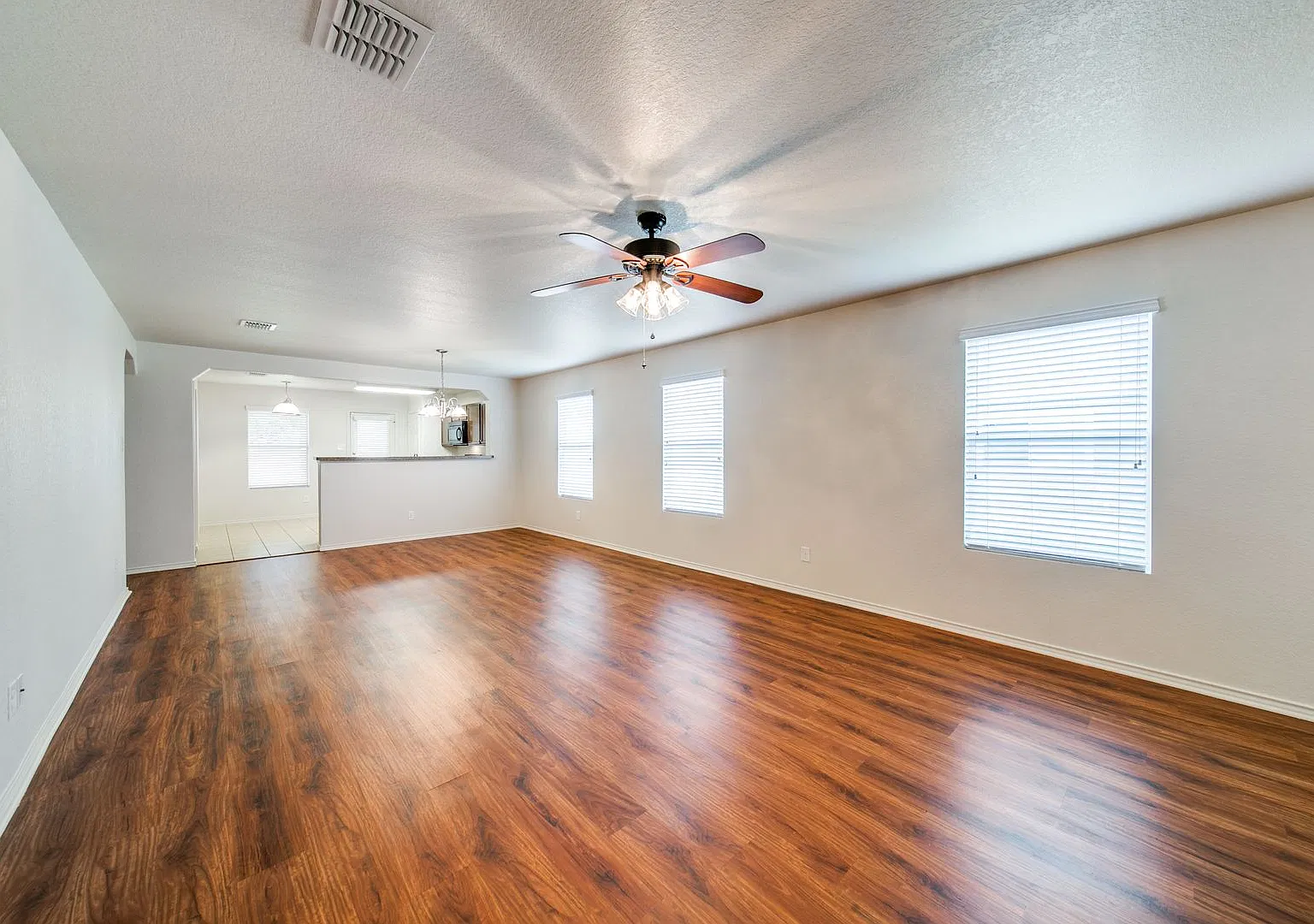 Charming 3-Bedroom Home in Selma | No Carpet | Covered Patio | Near Randolph AFB — Photo 3