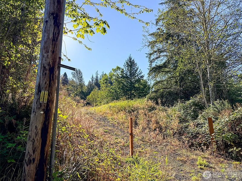 3rd image of 72 X Leland Valley Road W