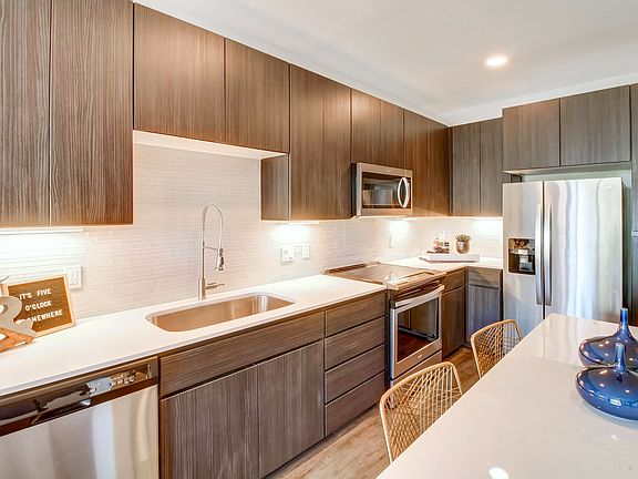 4th image of 2323 E Highland Ave #1527