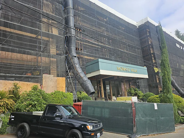 Currently the exterior of the building including all our balconies are getting facelift. Construction is going smootly and ending in December 2026.