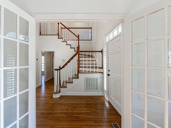 3rd image of 104 Jamesborough Ct