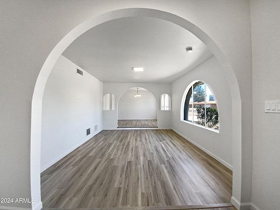 5th image of 1189 E BONITA Place