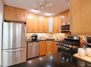 21 Crabapple Ln, Franklin Park, NJ 08823
