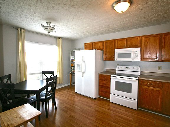 3rd image of 887 Lionshead Ln