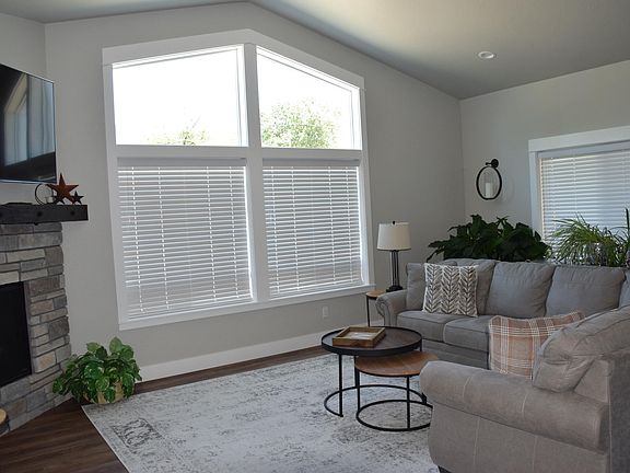3rd image of 303 NW Collette Way