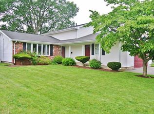 4 Wardlaw Ct, Providence, RI 02908