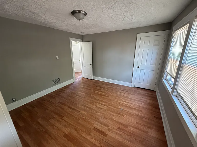 467 Omar St — Photo 8