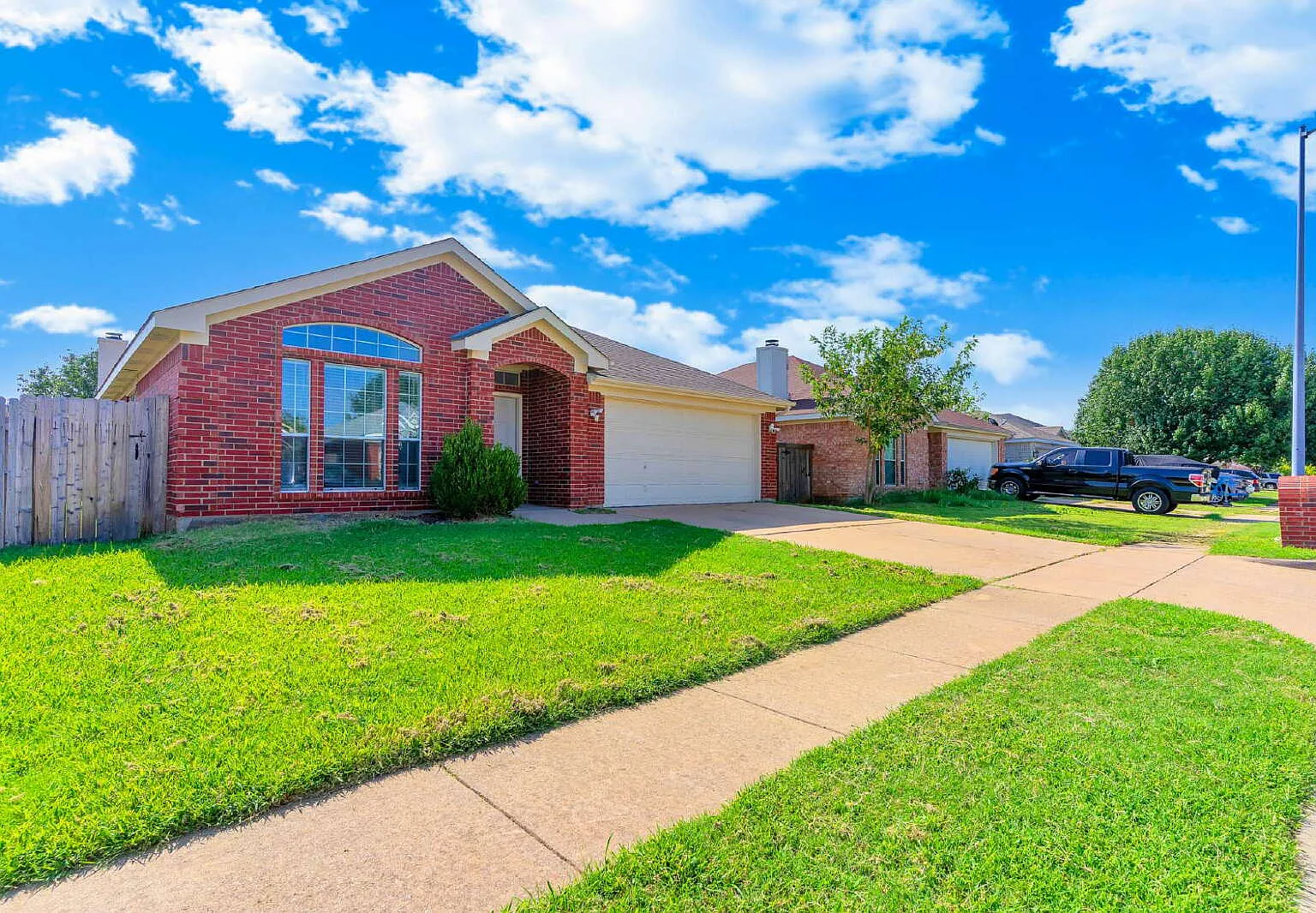 4 bed, 2.0 bath, 1854 sqft, $2,950 — Photo 2