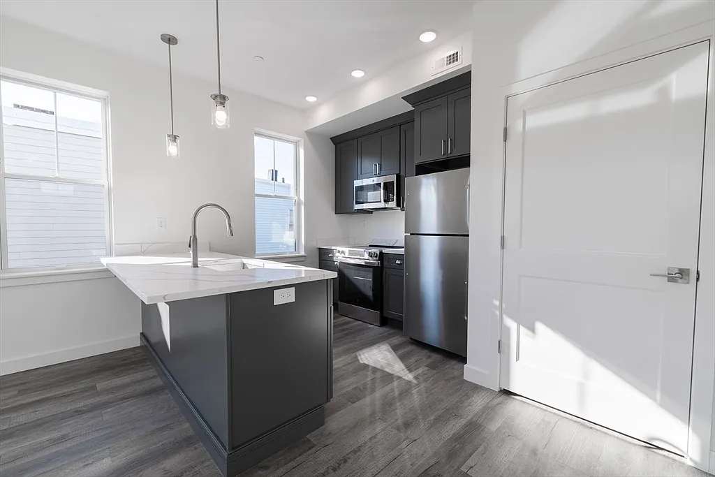 2 bed, 1.0 bath, 826 sqft, $3,400 — Photo 3