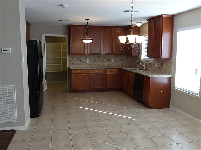 5 bed, 2.5 bath, 3331 sqft, $2,800 — Photo 2