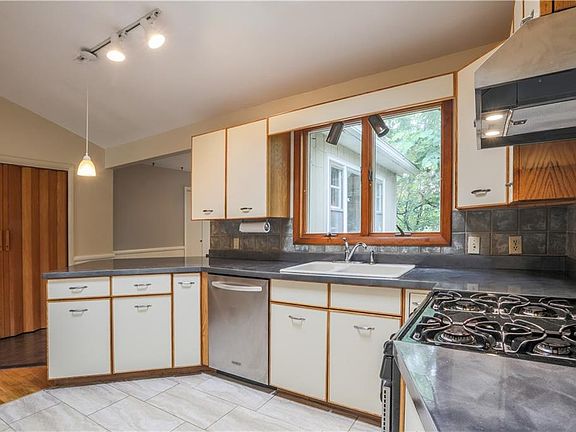 3rd image of 576 East Ave