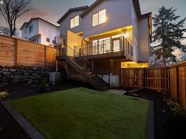 617 SW Lobelia St — Photo 32