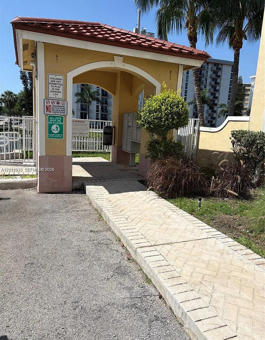 Aqua Vista Townhomes Cond — Photo 2