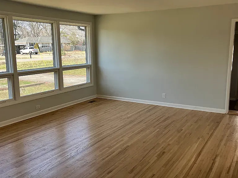 4 bed, 2190 sqft, $2,400 — Photo 3