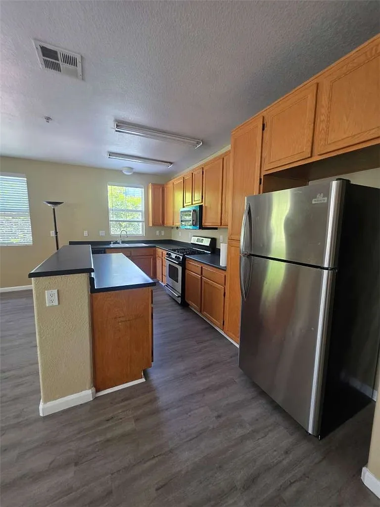 3 bed, 1459 sqft, $3,500 — Photo 3