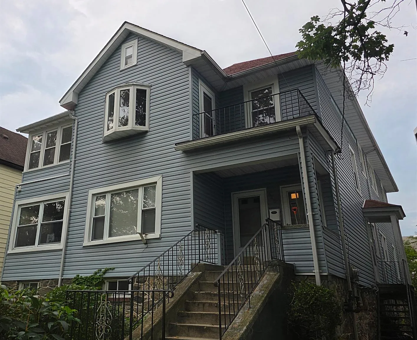 3 bed, 1.0 bath, 1100 sqft, $3,300 — Photo 1