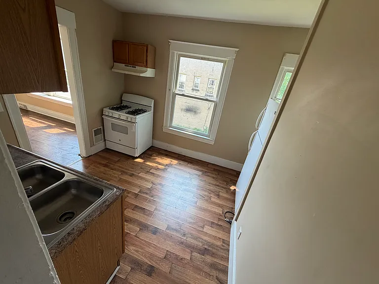 739 Genesee St #4 — Photo 6