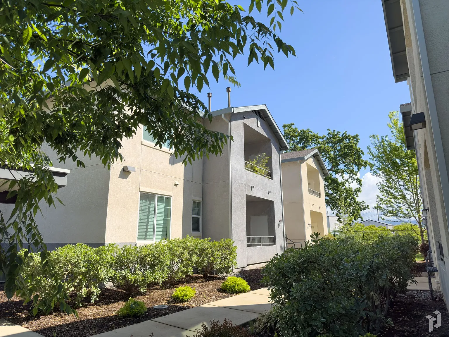 Lassen Villa Apartments — Photo 2