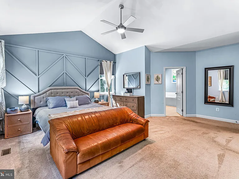 10870 Hammond Dr — Photo 32