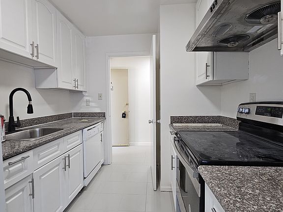 4th image of 498 Lincoln Cir #4