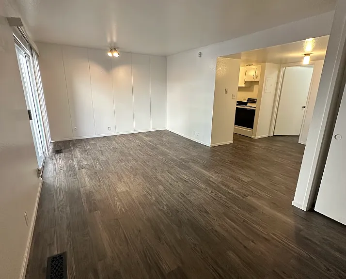 Living Room 20x12
Dining Room 8x8