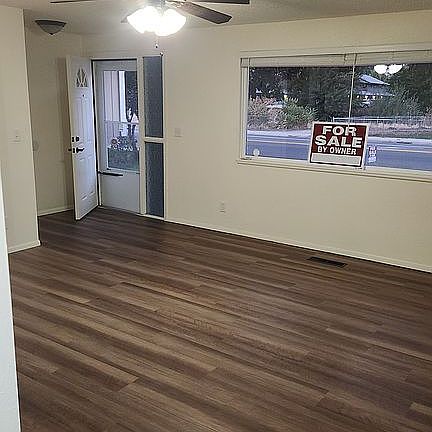 5th image of 1007 S Holly St