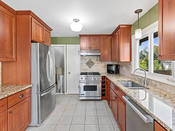 3rd image of 425 Ruby Dr