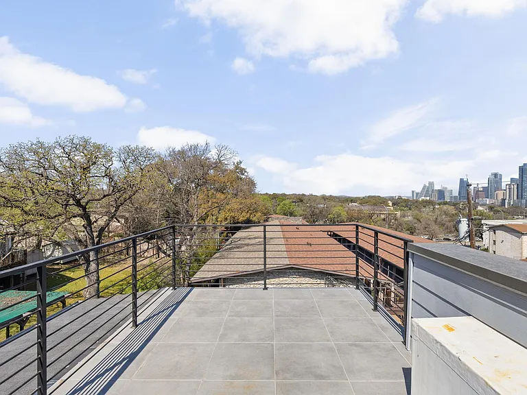 1402 Summit St #B — Photo 31