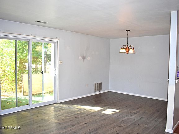 2nd image of 27 Pin Oak Ln